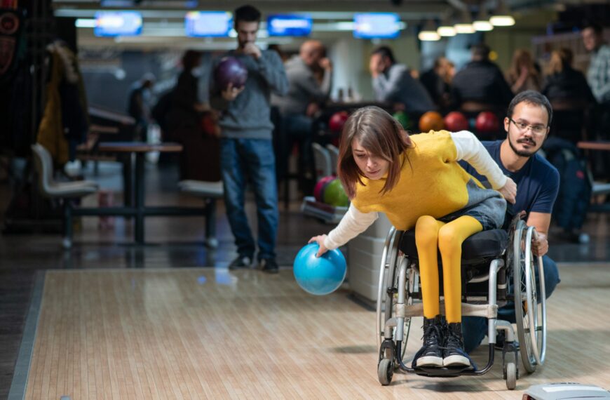 Henkilökohtainen avustaja tukemassa harrastuksia 