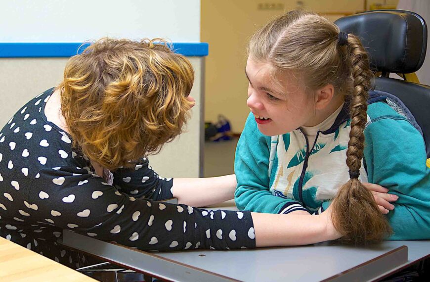 Naispuolinen henkilökohtainen avustaja nuoren asiakkaan kanssa