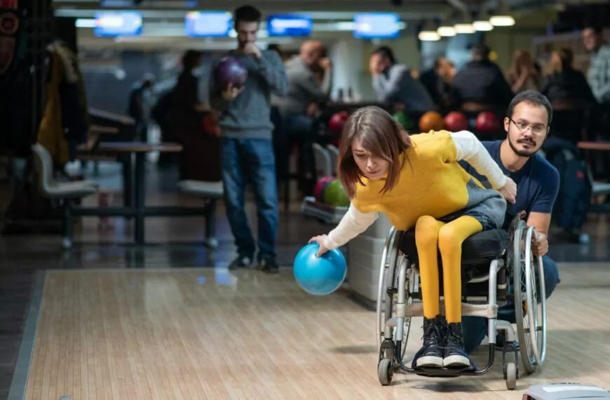 Henkilökohtainen avustaja tukemassa harrastuksia 