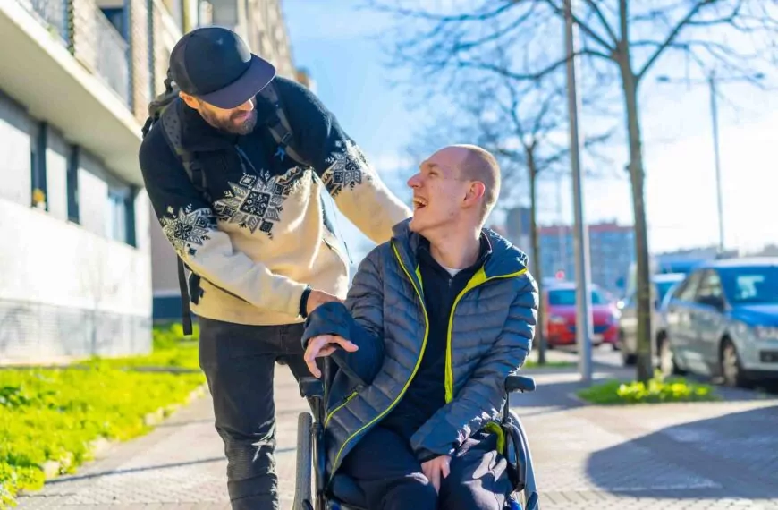 Henkilökohtainen avustaja ulkoilee Espoossa nauravan asiakkaan kanssa